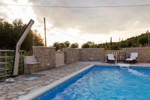 Bazén v ubytování Holiday Home Lazuština Paradise nebo v jeho okolí