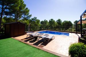 a backyard with a pool with chairs and a table at Casa Falset in L'Estartit