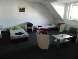 um quarto com duas camas e uma mesa e cadeiras em Apartmány Litvínov centrum em Litvínov