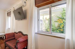 TV a/nebo společenská místnost v ubytování Enchanted Villa