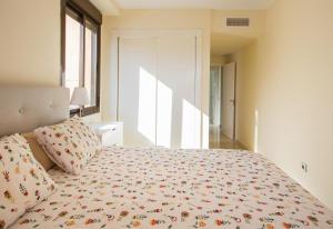 A bed or beds in a room at Wonderful 2 bedroom apartment 821