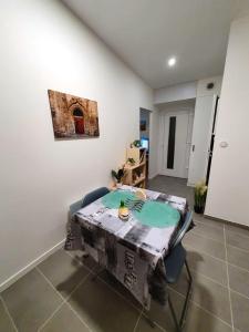 a dining room with a table and chairs in a room at Appartement d'une chambre avec vue sur la ville jardin clos et wifi a Dijon in Dijon