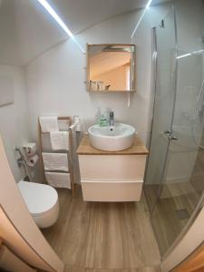 Baðherbergi á Seehotel am Hallstättersee modern rooms