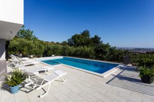 Bazén v ubytovaní NEW! Modern Villa Elia with 40sqm heated pool, 3 bedrooms, and Split city views alebo v jeho blízkosti
