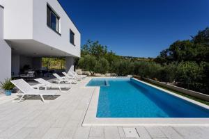 Bazén v ubytovaní NEW! Modern Villa Elia with 40sqm heated pool, 3 bedrooms, and Split city views alebo v jeho blízkosti