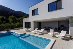 Bazén v ubytovaní NEW! Modern Villa Elia with 40sqm heated pool, 3 bedrooms, and Split city views alebo v jeho blízkosti