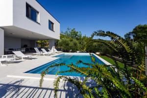 Bazén v ubytovaní NEW! Modern Villa Elia with 40sqm heated pool, 3 bedrooms, and Split city views alebo v jeho blízkosti