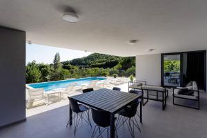 Bazén v ubytovaní NEW! Modern Villa Elia with 40sqm heated pool, 3 bedrooms, and Split city views alebo v jeho blízkosti