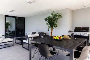 Posedenie v ubytovaní NEW! Modern Villa Elia with 40sqm heated pool, 3 bedrooms, and Split city views