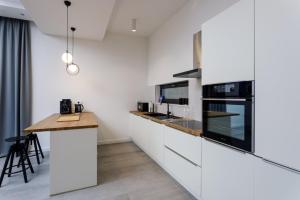 Kuchyňa alebo kuchynka v ubytovaní NEW! Modern Villa Elia with 40sqm heated pool, 3 bedrooms, and Split city views