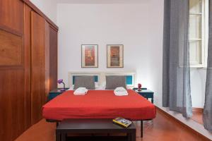 ローマにあるOpera Houseのベッドルーム1室(赤い毛布付きのベッド1台付)
