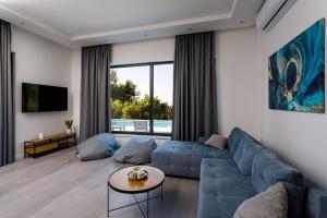 Posedenie v ubytovaní NEW! Modern Villa Elia with 40sqm heated pool, 3 bedrooms, and Split city views