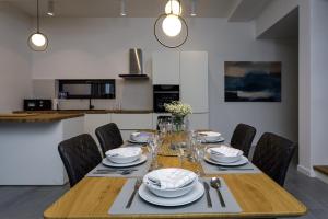 Kuchyňa alebo kuchynka v ubytovaní NEW! Modern Villa Elia with 40sqm heated pool, 3 bedrooms, and Split city views