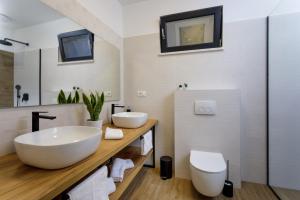 Kúpeľňa v ubytovaní NEW! Modern Villa Elia with 40sqm heated pool, 3 bedrooms, and Split city views