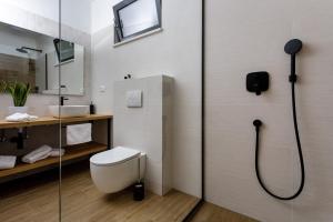 Kúpeľňa v ubytovaní NEW! Modern Villa Elia with 40sqm heated pool, 3 bedrooms, and Split city views