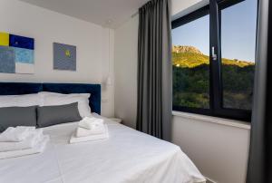 Posteľ alebo postele v izbe v ubytovaní NEW! Modern Villa Elia with 40sqm heated pool, 3 bedrooms, and Split city views