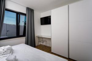 Posteľ alebo postele v izbe v ubytovaní NEW! Modern Villa Elia with 40sqm heated pool, 3 bedrooms, and Split city views