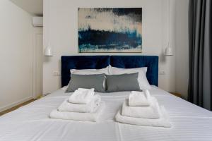 Posteľ alebo postele v izbe v ubytovaní NEW! Modern Villa Elia with 40sqm heated pool, 3 bedrooms, and Split city views
