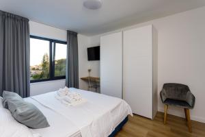 Posteľ alebo postele v izbe v ubytovaní NEW! Modern Villa Elia with 40sqm heated pool, 3 bedrooms, and Split city views