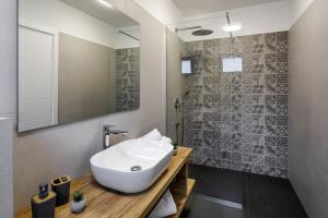 Kúpeľňa v ubytovaní NEW! Modern Villa Elia with 40sqm heated pool, 3 bedrooms, and Split city views