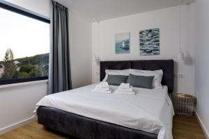 Posteľ alebo postele v izbe v ubytovaní NEW! Modern Villa Elia with 40sqm heated pool, 3 bedrooms, and Split city views + 37 fotografií