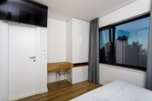 Posteľ alebo postele v izbe v ubytovaní NEW! Modern Villa Elia with 40sqm heated pool, 3 bedrooms, and Split city views