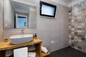 Kúpeľňa v ubytovaní NEW! Modern Villa Elia with 40sqm heated pool, 3 bedrooms, and Split city views