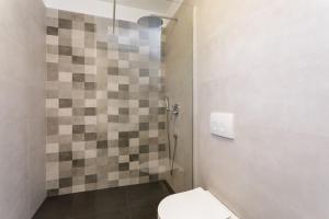 Kúpeľňa v ubytovaní NEW! Modern Villa Elia with 40sqm heated pool, 3 bedrooms, and Split city views