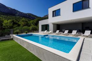 Bazén v ubytovaní NEW! Modern Villa Elia with 40sqm heated pool, 3 bedrooms, and Split city views alebo v jeho blízkosti
