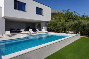 Bazén v ubytovaní NEW! Modern Villa Elia with 40sqm heated pool, 3 bedrooms, and Split city views alebo v jeho blízkosti
