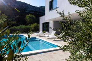 Bazén v ubytovaní NEW! Modern Villa Elia with 40sqm heated pool, 3 bedrooms, and Split city views alebo v jeho blízkosti