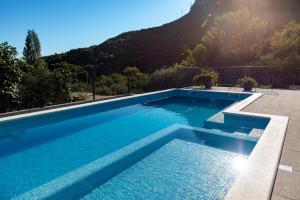 Bazén v ubytovaní NEW! Modern Villa Elia with 40sqm heated pool, 3 bedrooms, and Split city views alebo v jeho blízkosti
