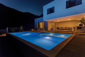 Bazén v ubytovaní NEW! Modern Villa Elia with 40sqm heated pool, 3 bedrooms, and Split city views alebo v jeho blízkosti