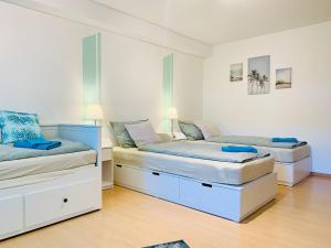 2 camas en un dormitorio con azul y blanco en Ferienwohnung Elsa - Parkplatz, Küche, WLAN, ruhige Lage, en Malterdingen