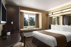 Säng eller sängar i ett rum på Microtel Inn & Suites by Wyndham Odessa TX