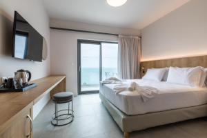 Łóżko lub łóżka w pokoju w obiekcie White Olive Elite Rethymno