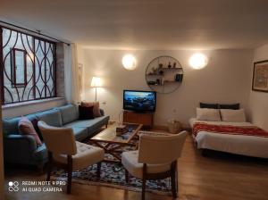 salon z kanapą i telewizorem w obiekcie דירת מסע בגליל w mieście Bet Lechem ha-Gelilit