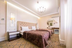 伊斯坦布尔City Center Hotel Taksim İstanbul的有两张床和一面镜子的酒店房间 更多37张照片