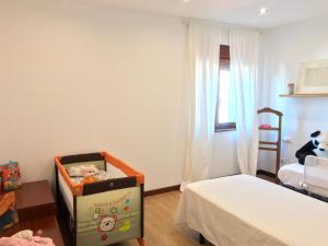 a childs bedroom with a crib and a bed at Playa de Carnota - SondeLira in Lira