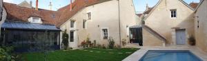 a house with a swimming pool in the yard at La Croix au Maitre in Coulanges-la-Vineuse