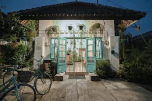 a bike parked in front of a house at Snooze Yogyakarta in Yogyakarta