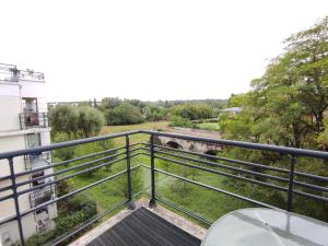 d'un balcon avec vue sur la rivière. dans l'établissement Bord de Seine, à Carrières-sous-Poissy