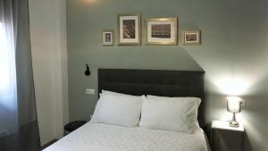 Giường trong phòng chung tại Casa De Libros en Granada