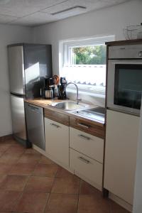 kuchnia ze zlewem i lodówką w obiekcie Gadegaard Apartment w mieście Ringkøbing