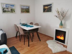 - un salon avec une table et une cheminée dans l'établissement Ferienwohnung Würzburg/Heidingsfeld, à Wurtzbourg