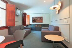 un soggiorno con divani e camino di Azotea Suites a Ponferrada