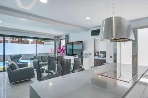 Kuchyň nebo kuchyňský kout v ubytování Two Dreams Luxury Villa