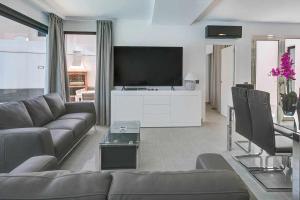 Telewizja i/lub zestaw kina domowego w obiekcie Two Dreams Luxury Villa