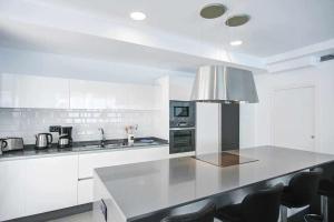 Kuchnia lub aneks kuchenny w obiekcie Two Dreams Luxury Villa