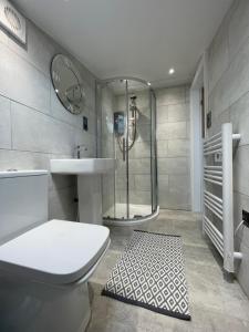 A bathroom at Woodroyd apartments